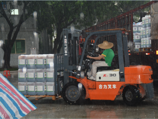 鄉(xiāng)喜叉車裝肥忙，大雨傾盆不可擋